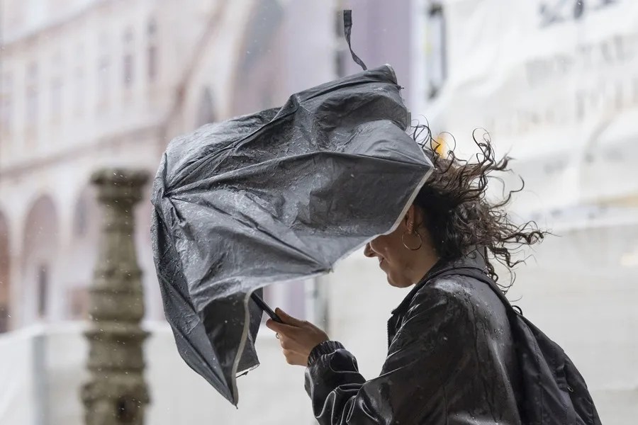 Fuertes vientos y lluvia, en la plaza del Obradoiro, en Santiago de Compostela