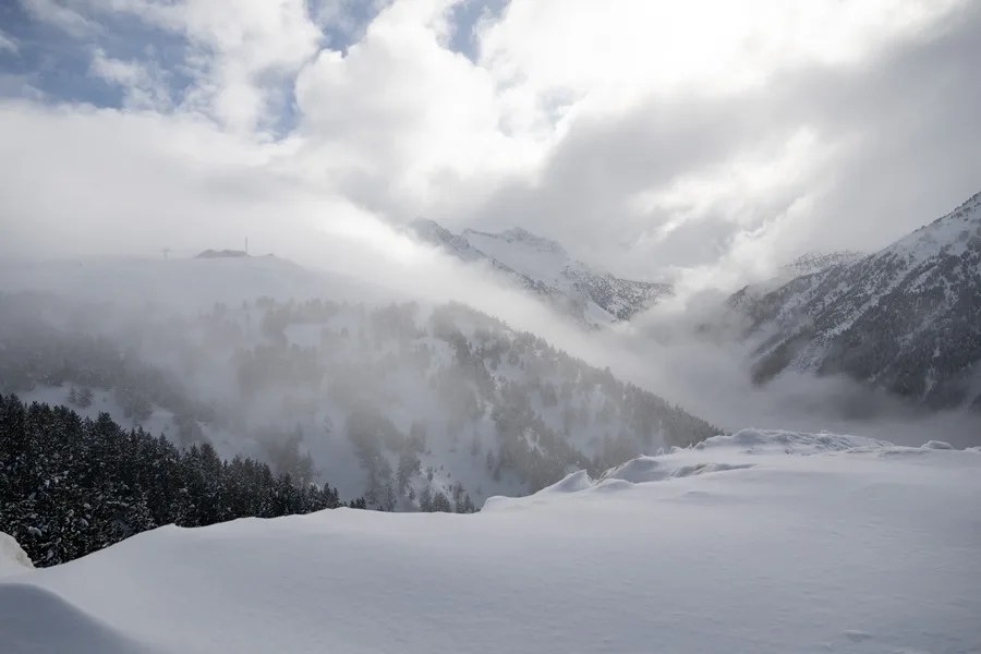 Un manto blanco de nieve cubre el Port de la Bonaigua,