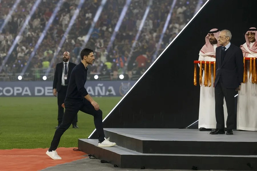 Xavi Alonso, antes de recibir la medalla como subcampeones de la final de la Supercopa de España