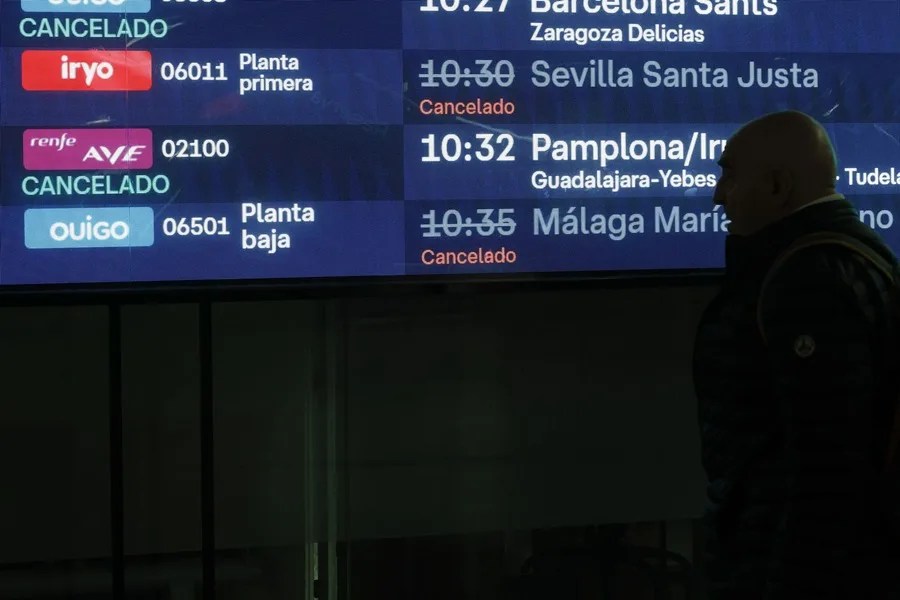 Pantalla de información en el área de salidas, este lunes, en la estación de Atocha de Madrid.