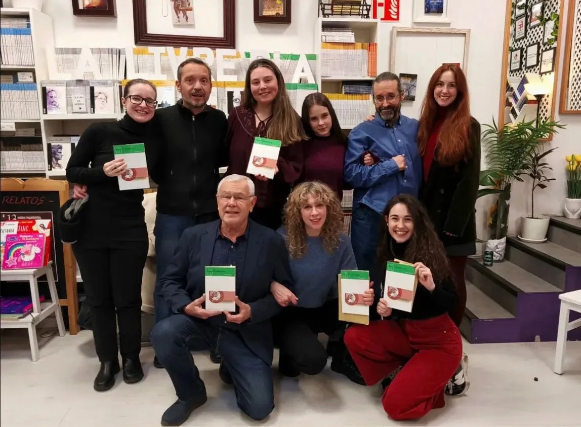 María Gutiérrez (centro de pie) durante la presentación en Madrid de su obra en una lectura dramatizada dirigida por Ramón Paso (2ºizda de pie) protagonizada por Andrea Naya, Ángela Peirat, Ana Azorín, Inés Kerzan y David Zarzo en La Livreria. Cedida por la autora.