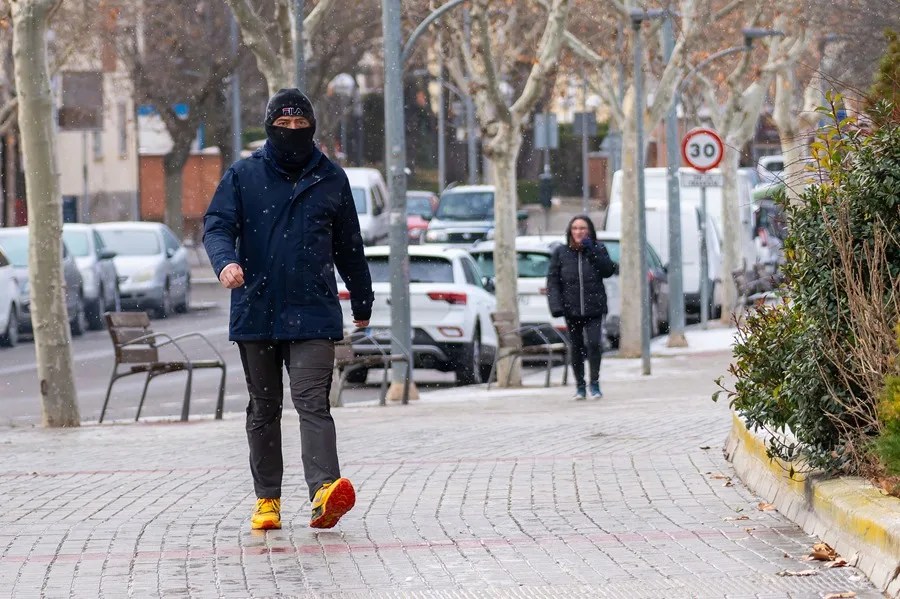 La gente camina bajo una ligera nevada en Teruel.
