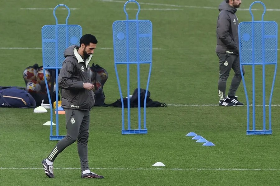 El nuevo entrenador del Real Madrid en sustitución de Xabi Alonso, Álvaro Arbeloa, dirige el entrenamiento