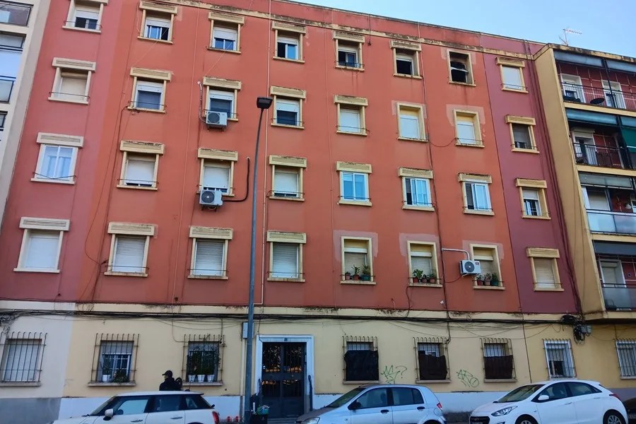 Bloque de pisos en Badajoz donde se halló el cuerpo.