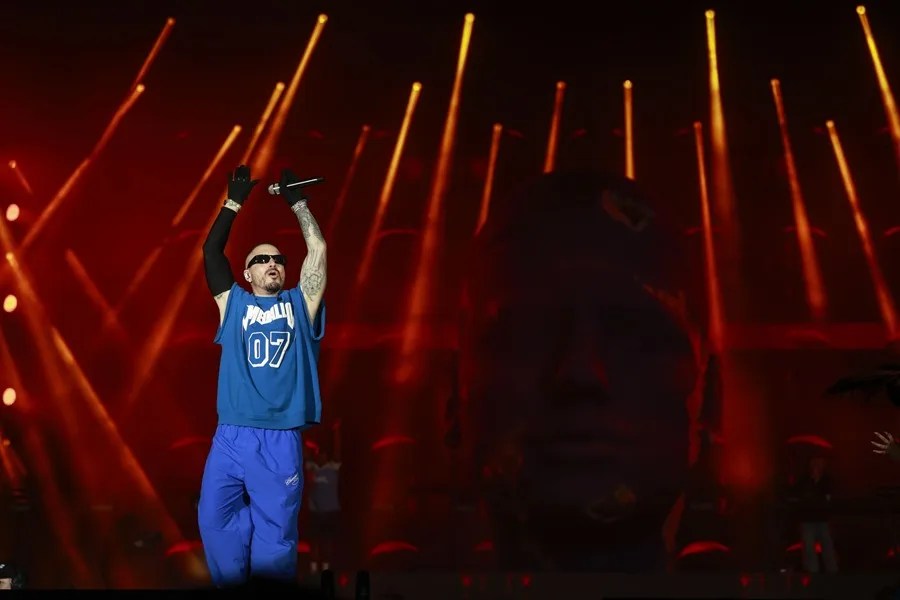 J Balvin, Diana Flores y Deion Sanders van al 'Flag Football Game' del Super Bowl LX