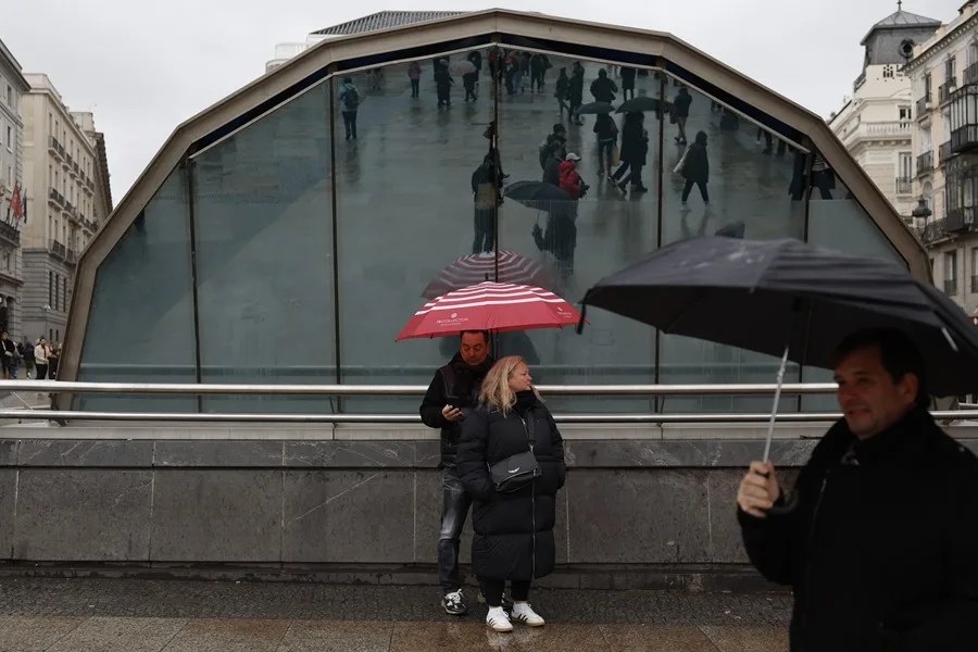 Lluvia en la Puerta del Sol de Madrid, este miércoles