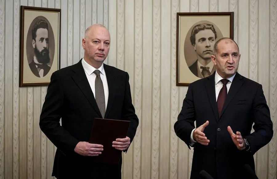 El presidente búlgaro, Rumen Radev (derecha), entrega el mandato para formar gobierno al representante de la coalición de centroderecha GERB-SDS y primer ministro en funciones, Rosen Zhelyazkov