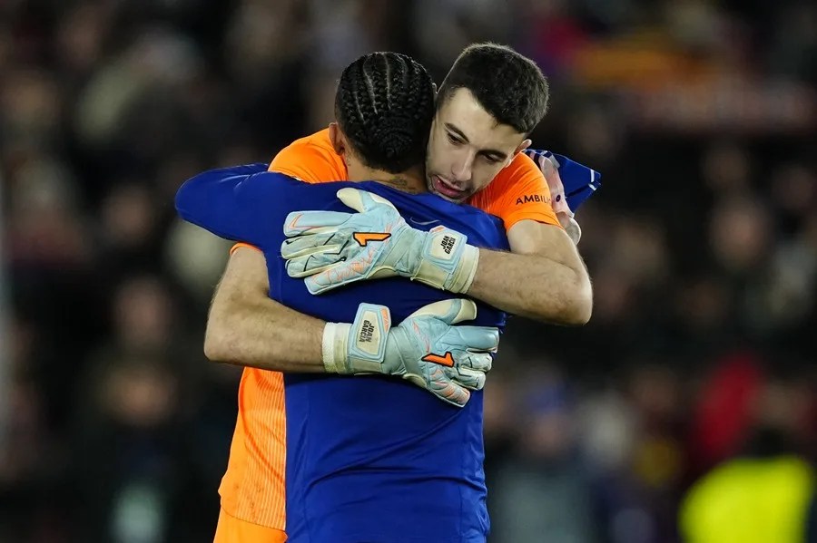 El delantero brasileño del FC Barcelona, Raphinha (i) y el guardameta del FC Copenhague Dominik Kotarski se saludan