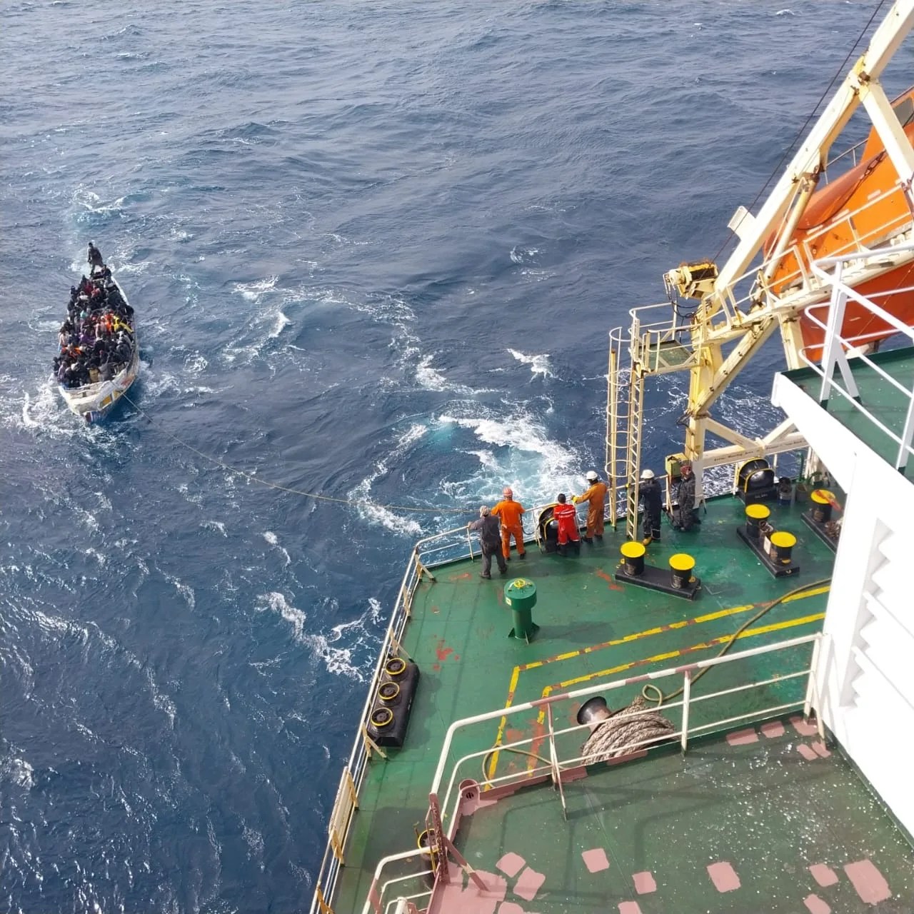 Foto del cayuco tomada por la tripulación del mercante Eurostar, facilitada por Salvamento Marítimo. EFE