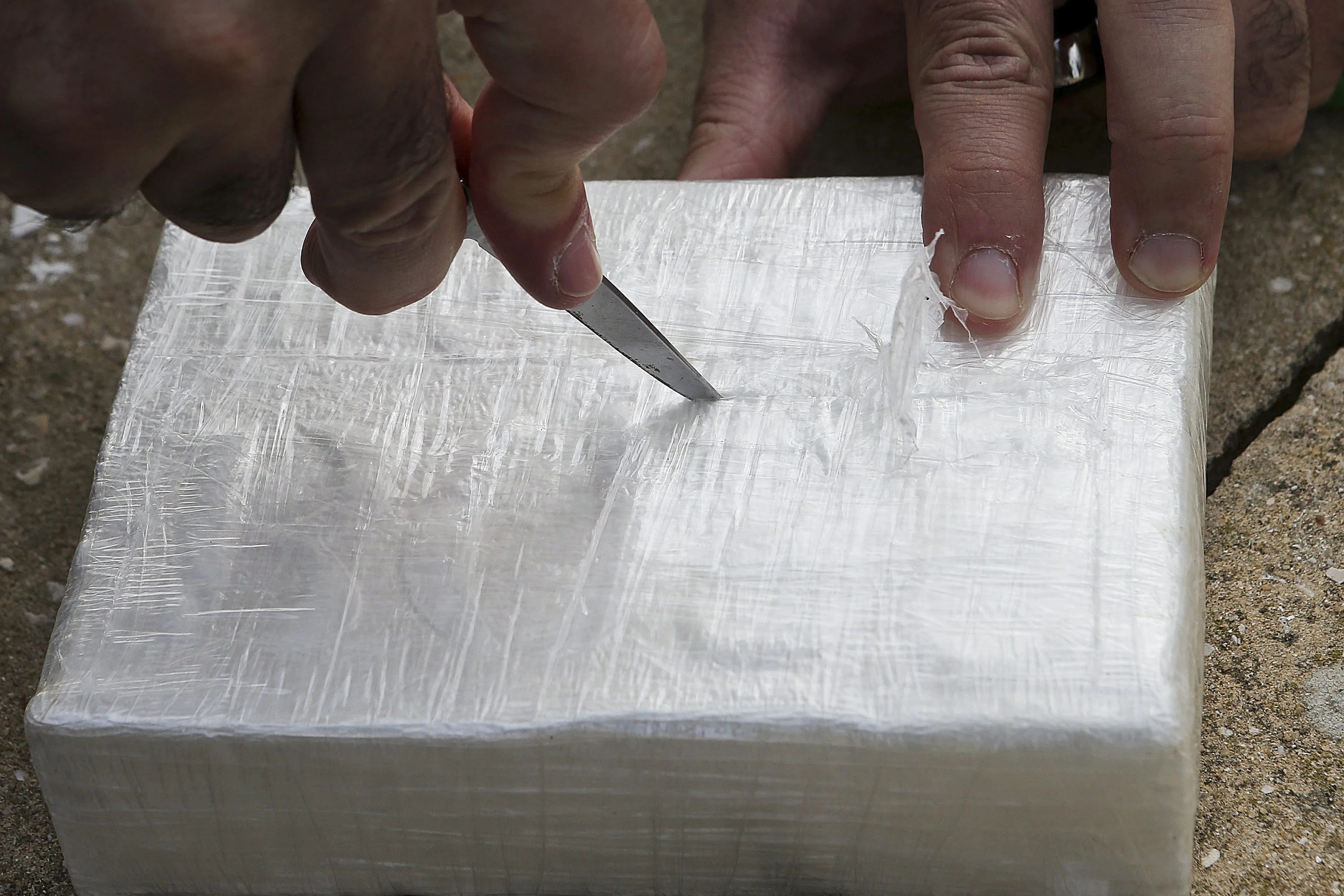 La policía portuguesa muestra algunos de los kilogramos de cocaína encontrados, en una imagen de archivo.