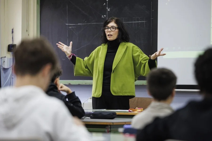 La profesora Ana Hernández, una de las 10 finalistas al Global Teacher Prize por su proyecto de codocencia en el IES Julio Verne en Leganés.