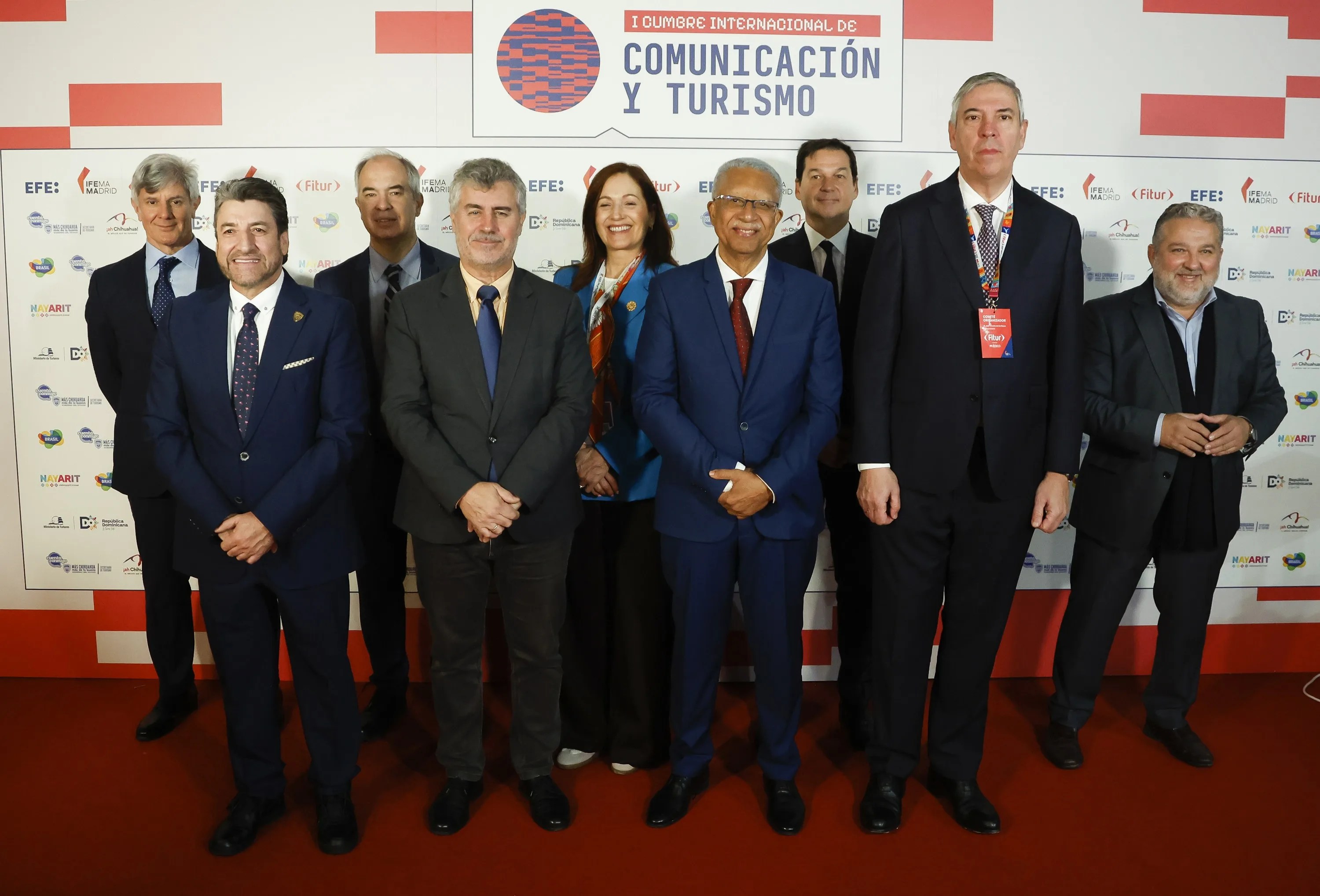 Foto de familia antes del comienzo de la I Cumbre Internacional de Comunicación y Turismo celebrada en el marco de Fitur 2026, este viernes en Madrid. La primera Cumbre Internacional de Comunicación y Turismo, se organiza en colaboración con la Agencia EFE en el marco de Fitur, con profesionales y líderes del sector turístico, entre ellos representantes de organismos de República Dominicana, España, Brasil, Portugal y México.