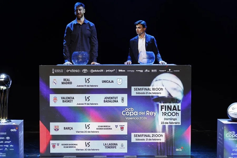 El exjugador de baloncesto Víctor Claver (i) y el extenista profesional David Ferrer (d), durante el sorteo de emparejamientos de los cuartos de final la Copa del Rey de ACB.