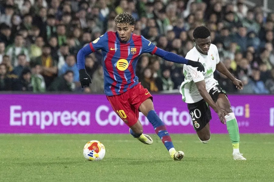 El delantero del Barcelona Lamine Yamal (i) se escapa de Suleiman Camara