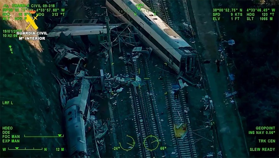 Vista aérea del accidente de trenes cerca de Adamuz (Córdoba) este lunes.