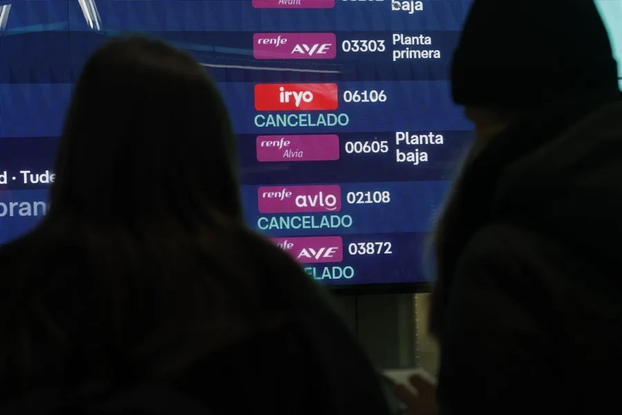 Pantalla de información en el área de salidas, este lunes, en la estación de Atocha de Madrid.