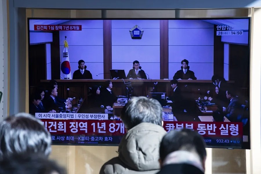 Personas observan una transmisión en vivo del veredicto del juicio contra la ex primera dama Kim Keon Hee