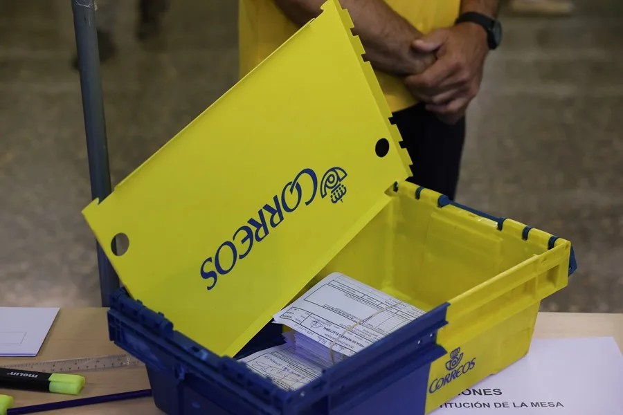 Un empleado de correos entrega un voto por correo