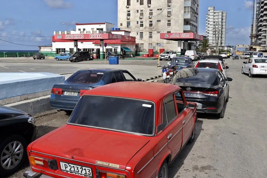 Fotografía que muestra vehículos haciendo fila para abastecerse de combustible en La Habana, Cuba.
