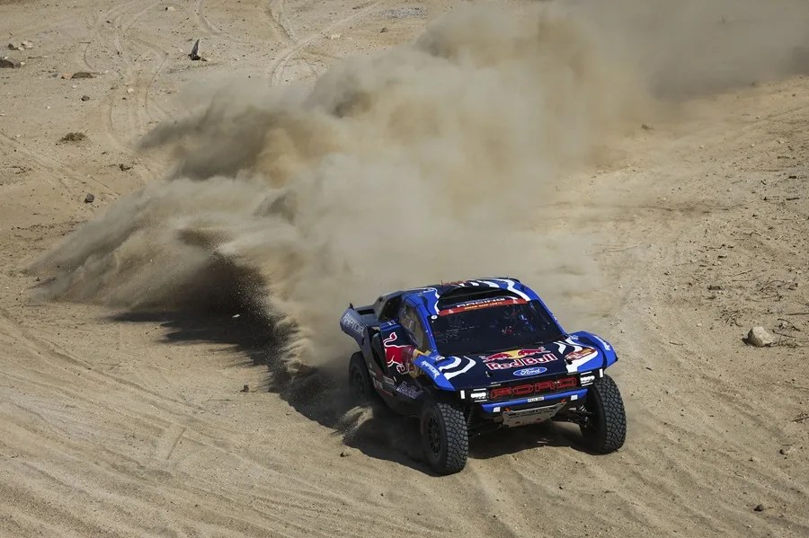 El piloto español Carlos Sainz y su copiloto Lucas Cruz