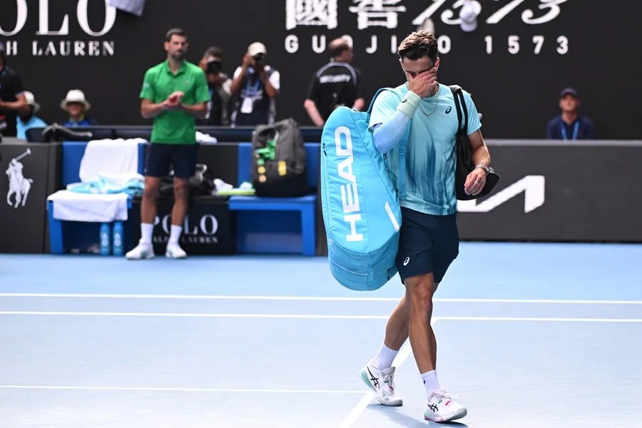 Lorenzo Musetti de Italia abandona la cancha tras retirarse lesionado durante su partido de cuartos de final contra Novak Djokovic