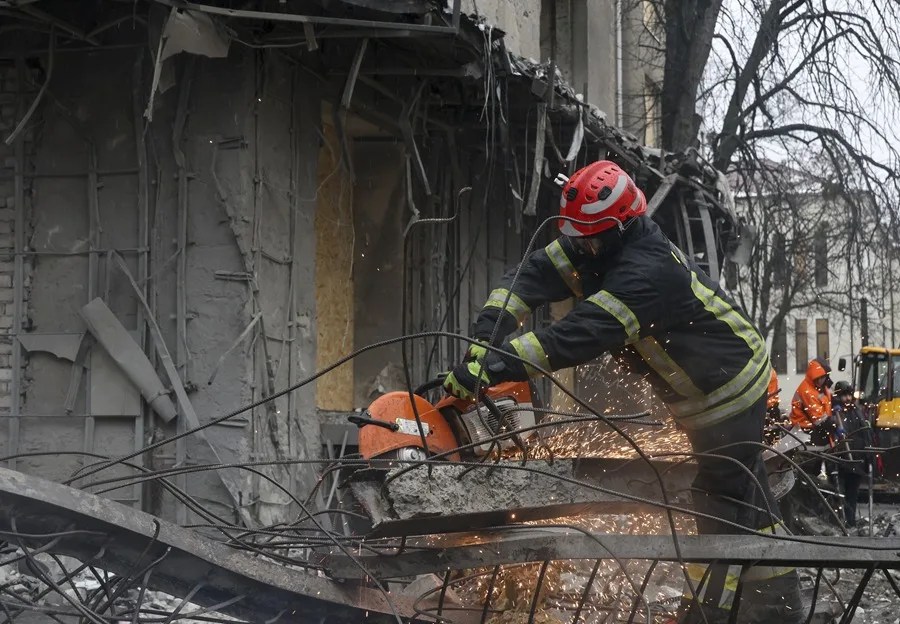 Equipos de rescate ucranianos en una zona afectada por un bombardeo en Kharkiv.