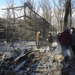 Los trabajadores del EcoParque Feldman retiran aves de sus jaulas dañadas tras el impacto de una bomba rusa en Járkov