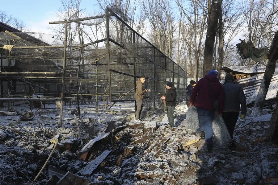 Los trabajadores del EcoParque Feldman retiran aves de sus jaulas dañadas tras el impacto de una bomba rusa en Járkov