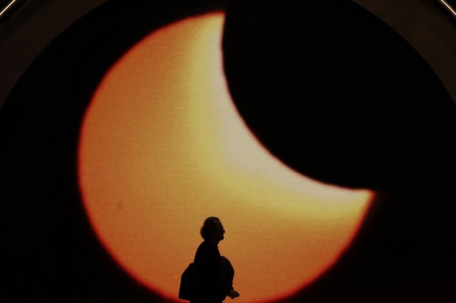 Cartel informativo del eclipse total de sol que tendrá lugar el 12 de agosto de 2026 en la Feria Internacional de Turismo Fitur 2026.