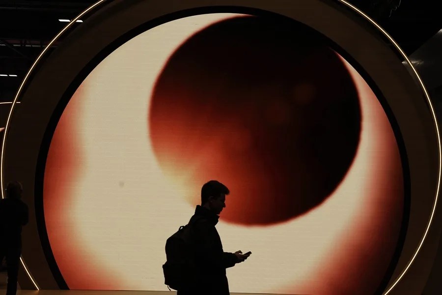  Cartel informativo del eclipse total de sol que tendrá lugar el 12 de agosto de 2026 en la Feria Internacional de Turismo Fitur 2026.