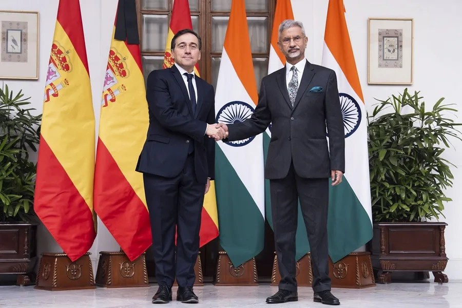 El ministro de Asuntos Exteriores español, José Manuel Albares (i), saluda a su homólogo indio, Subrahmanyam Jaishankar (d), antes de la reunión de hoy.