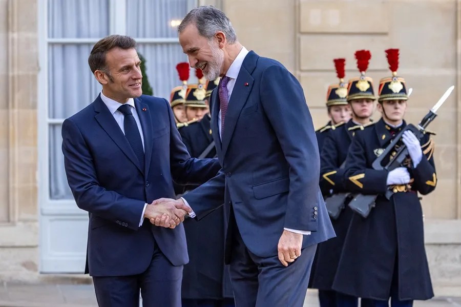 El presidente francés, Emmanuel Macron (izq.), recibe al rey Felipe VI (der.) de España a su llegada al Palacio del Elíseo