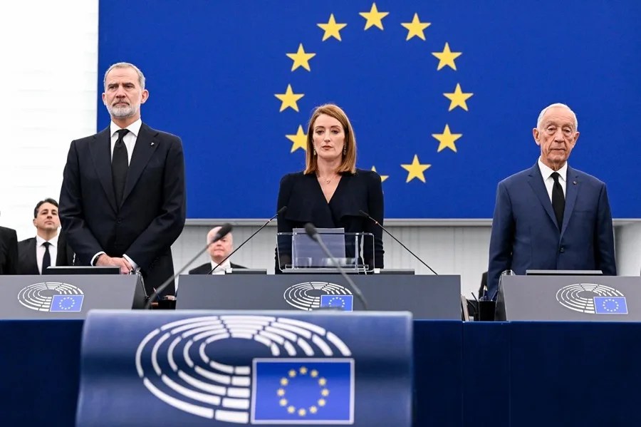 Felipe VI (i), junto a la presidenta del Parlamento Europeo, Roberta Metsola, y el presidente portugués, Marcelo Rebelo de Sousa