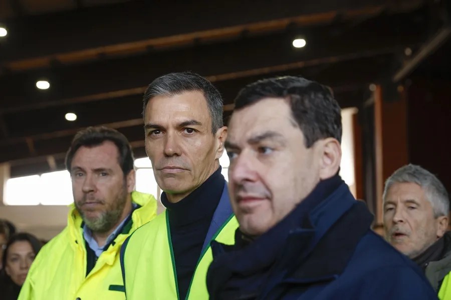 Pedro Sánchez (c), el presidente de la Junta de Andalucía, Juanma Moreno (segunda derecha), el ministro de Transportes, Óscar Puente