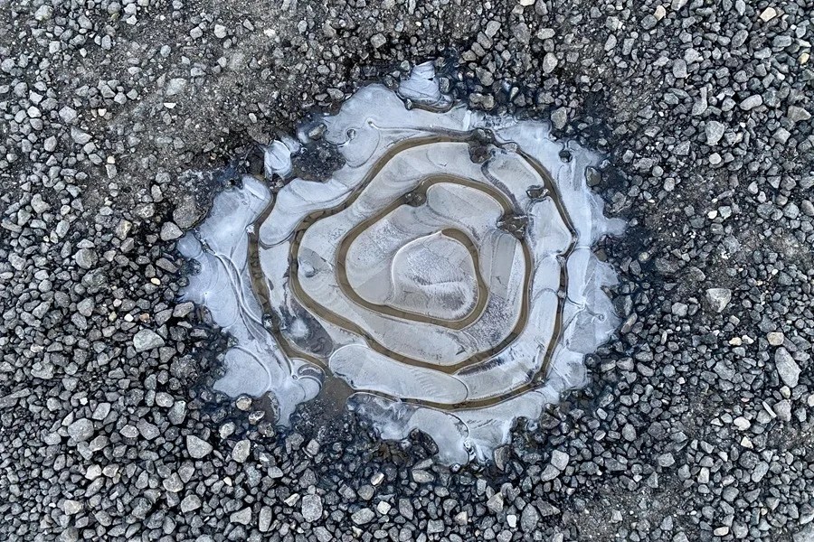 Charco congelado este martes en Logroño.