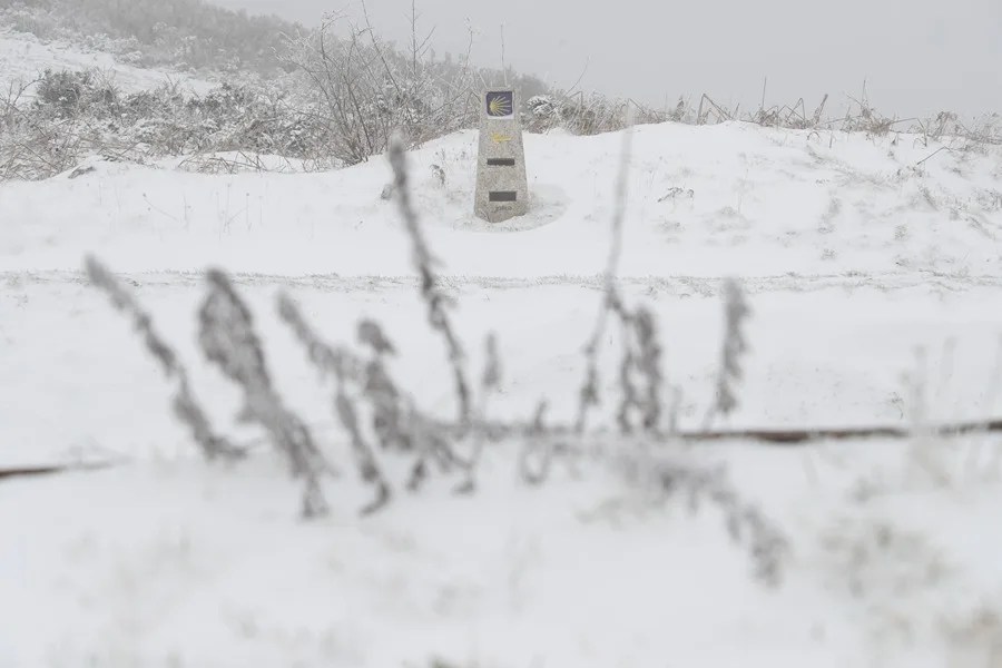 Nieve en el Alto do Poio en Lugo este martes.