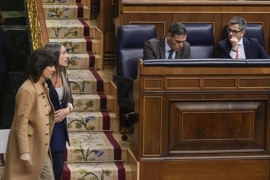 El presidente del Gobierno, Pedro Sánchez (2d) junto al ministro de Justicia, Félix Bolaños (d) durante el pleno extraordinario del Congreso