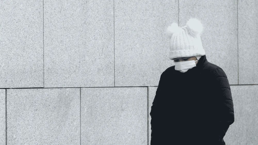 Una persona con mascarilla llega a un centro de atención primaria.