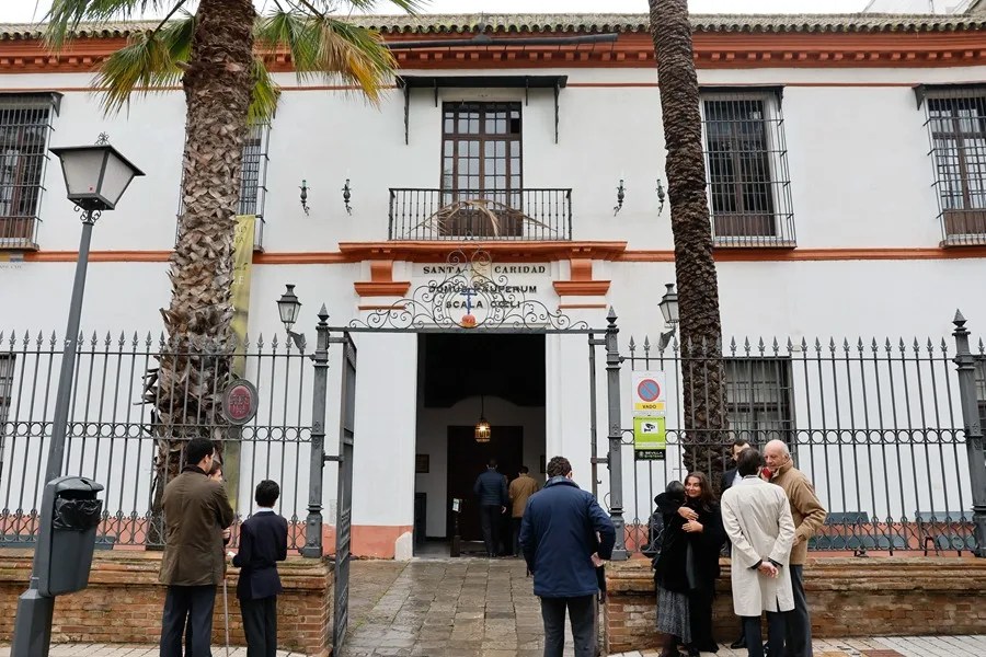 Varias personas se abrazan a su llegada a la residencia de ancianos del Hospital de la Santa Caridad en Sevilla