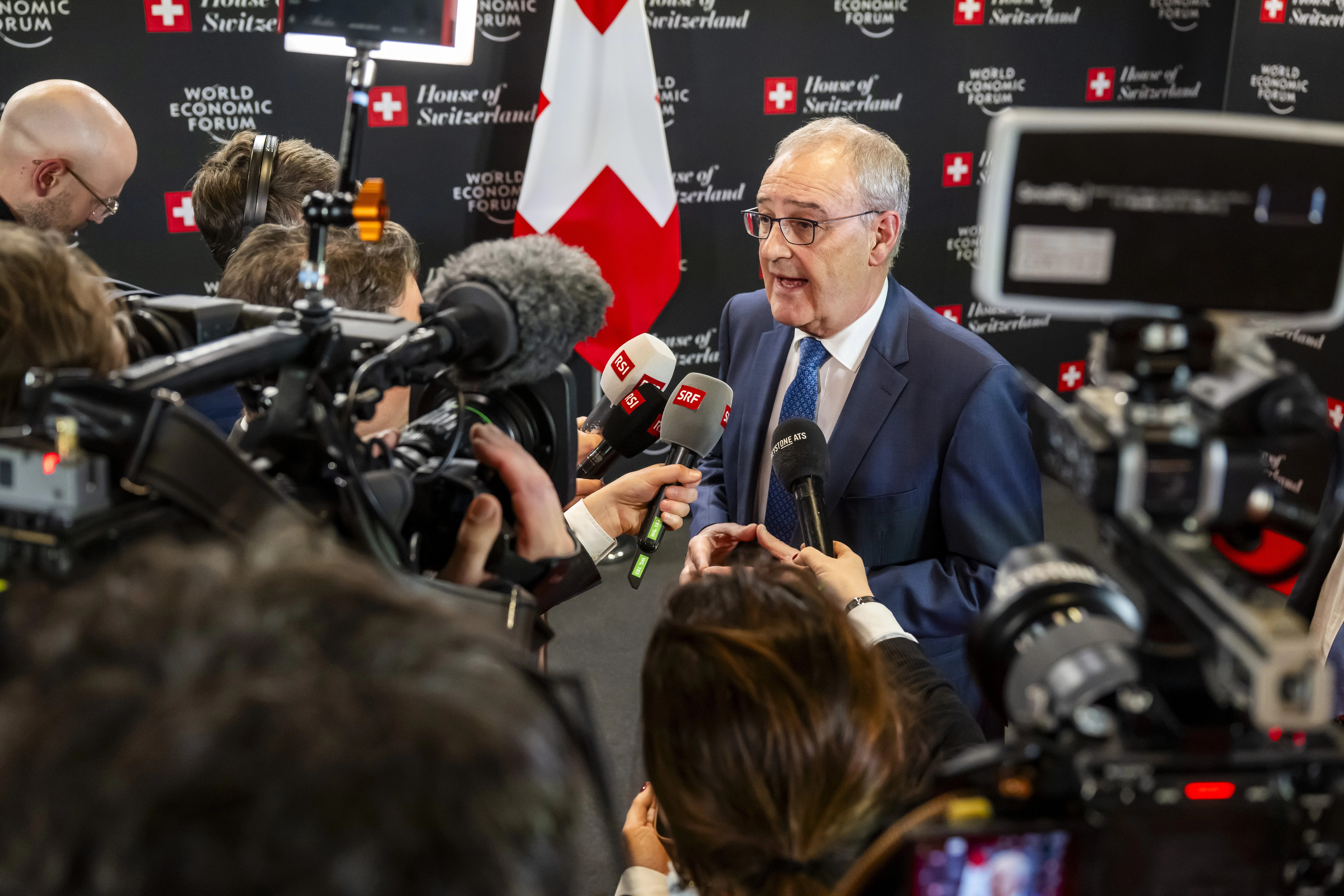 El presidente federal de Suiza, Guy Parmelin (R), habla con los reporteros después de una conferencia de prensa en la Casa de Suiza (HoS), en el margen de la 56ª reunión anual del Foro Económico Mundial (WEF) en Davos, Suiza