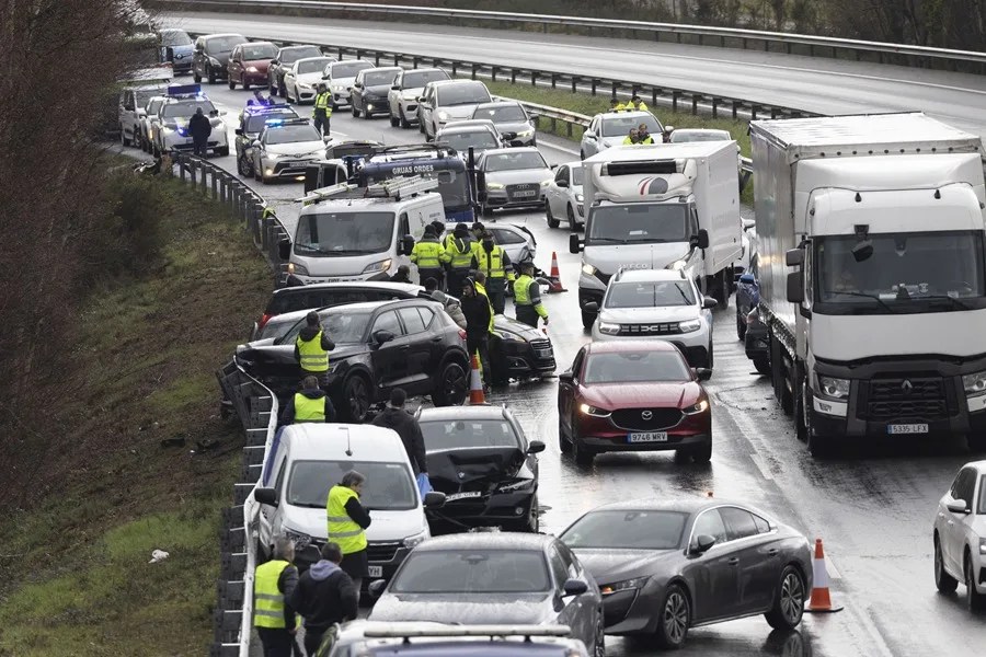 Varias personas han resultado heridas, entre ellas dos diputados del PPdeG, en una colisión múltiple.