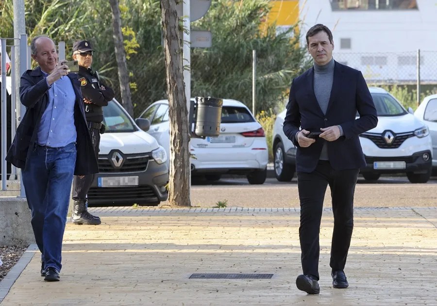 BADAJOZ, - David Sánchez (d), hermano del presidente del Gobierno, cuando declaró en el juzgado instructor de la causa. EFE/ Jero Morales