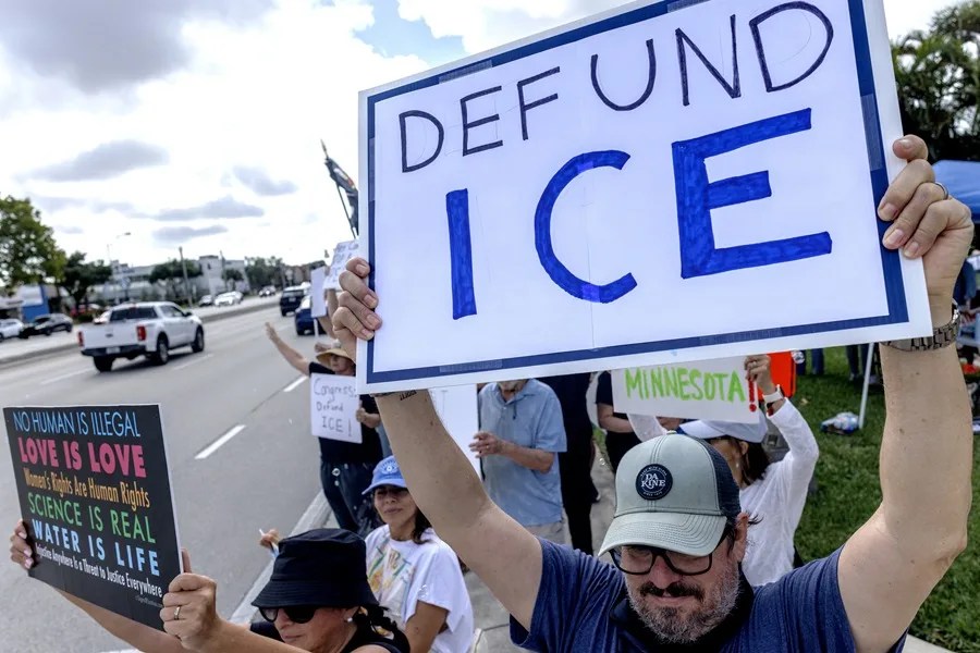 manifestación "Contra la Violencia" frente a la Universidad Internacional de Florida