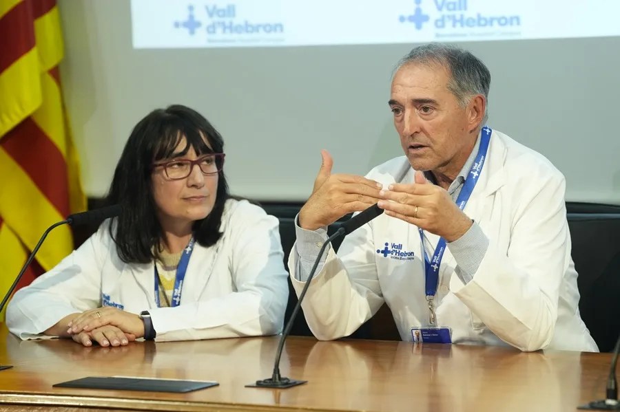 El director gerente del Hospital Vall d'Hebron, Albert Salazar, y la jefa de enfermedades infecciosas del hospital, Dolors Rodríguez