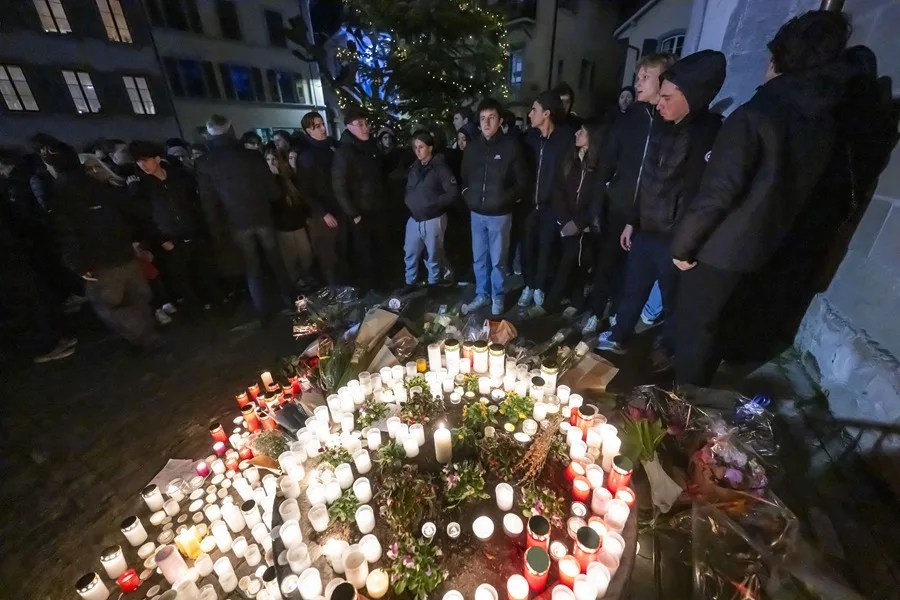 Un grupo de personas hace un homenaje a las víctimas del incendio de Nochevieja en Crans-Montana (Suiza).