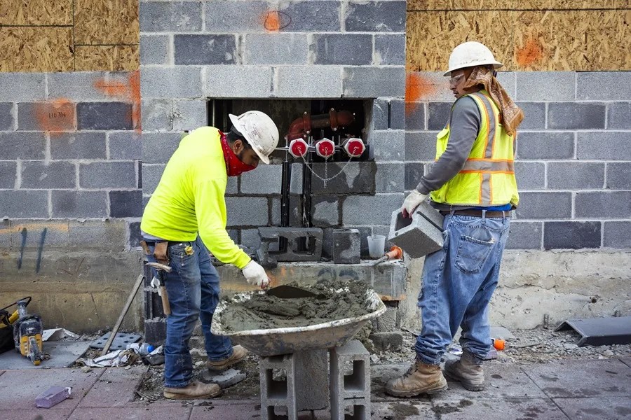 INMIGRANTES EN LA CONSTRUCCION