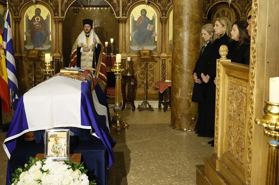 FAMILIA REAL DESPIDE IRENE GRECIA