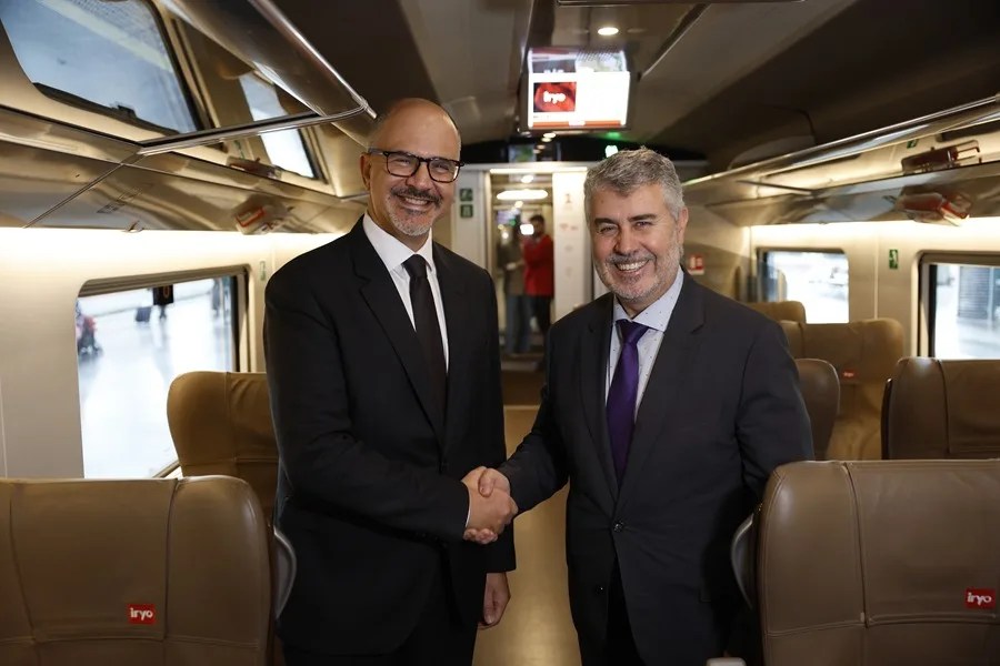 El consejero delegado del operador de alta velocidad Iryo, Fabrizio Favara (i), y el presidente de la Agencia EFE, Miguel Ángel Oliver (d), este miércoles.