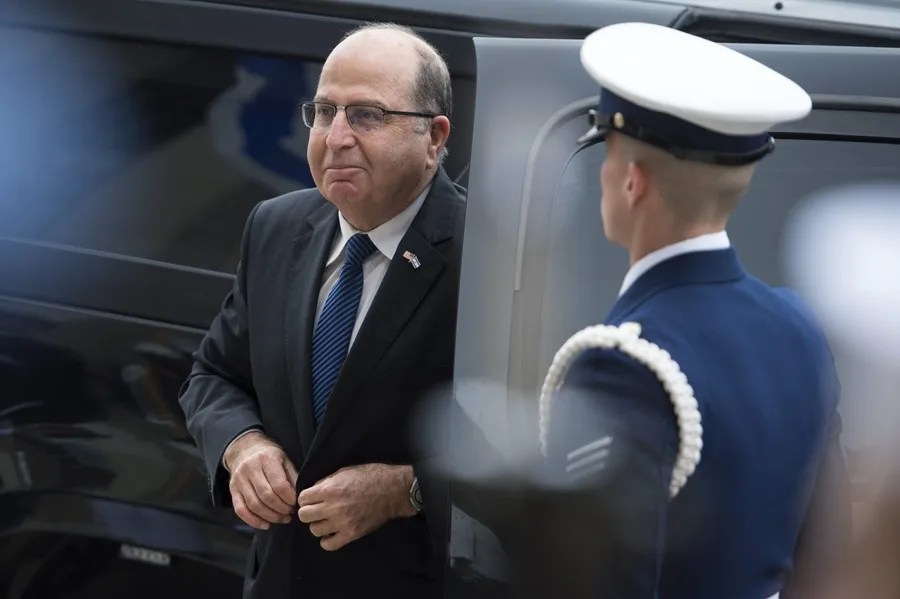 Imagen de archivo de Moshé Yaalón (izda).