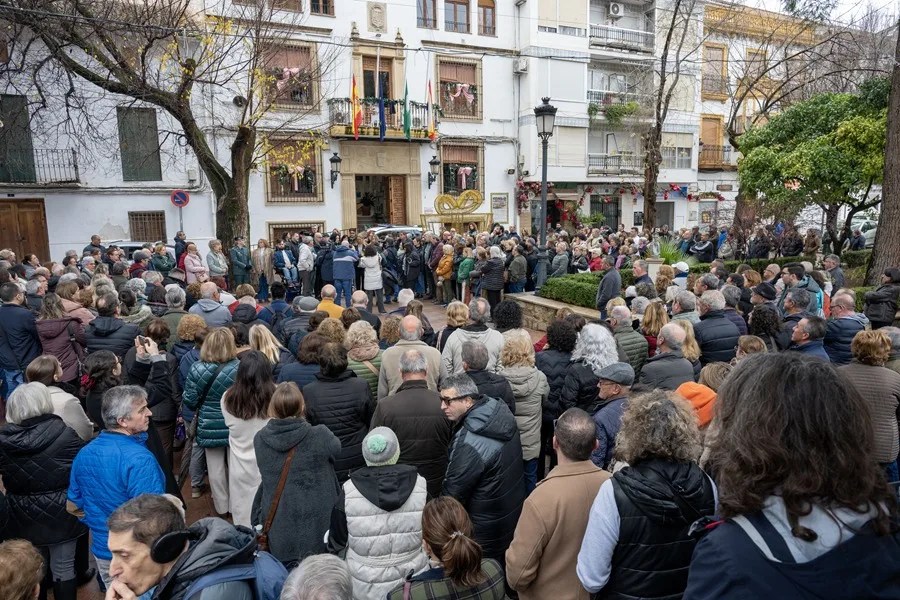 Concentración y minuto de silencio ante las puertas del ayuntamiento de Quesada en Jaén.